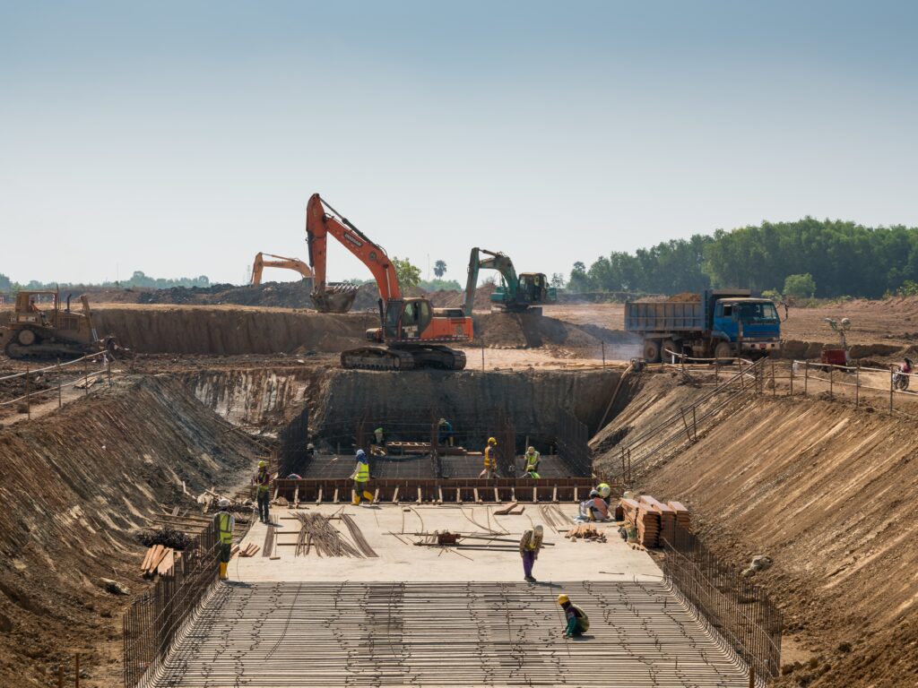 Construcción en proceso con maquinaria